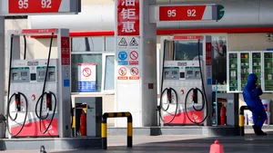 De ce a îmbolnăvit coronavirusul petrolul? Cele mai mari companii din lume discută despre reduceri de producţie