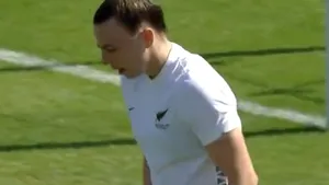 O jucătoare de fotbal din Noua Zeelandă a reuşit o contraperformanţă incredibilă. Şi-a dat trei autogoluri în 36 de minute