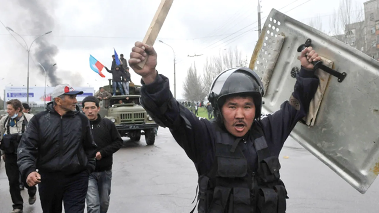 Stare de urgenţă în Kîrgîzstan, din cauza protestelor violente - VIDEO
