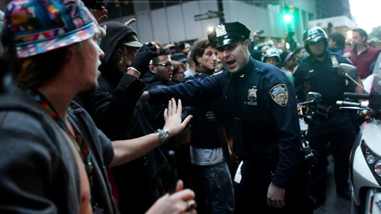Zeci de manifestanţi împotriva Wall Street, reţinuţi vineri în Statele Unite