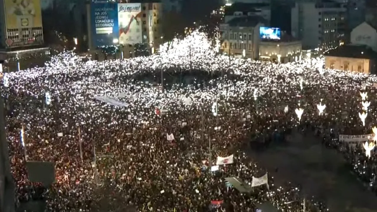 Zeci de mii de persoane au protestat la Belgrad pentru alegeri anticipate