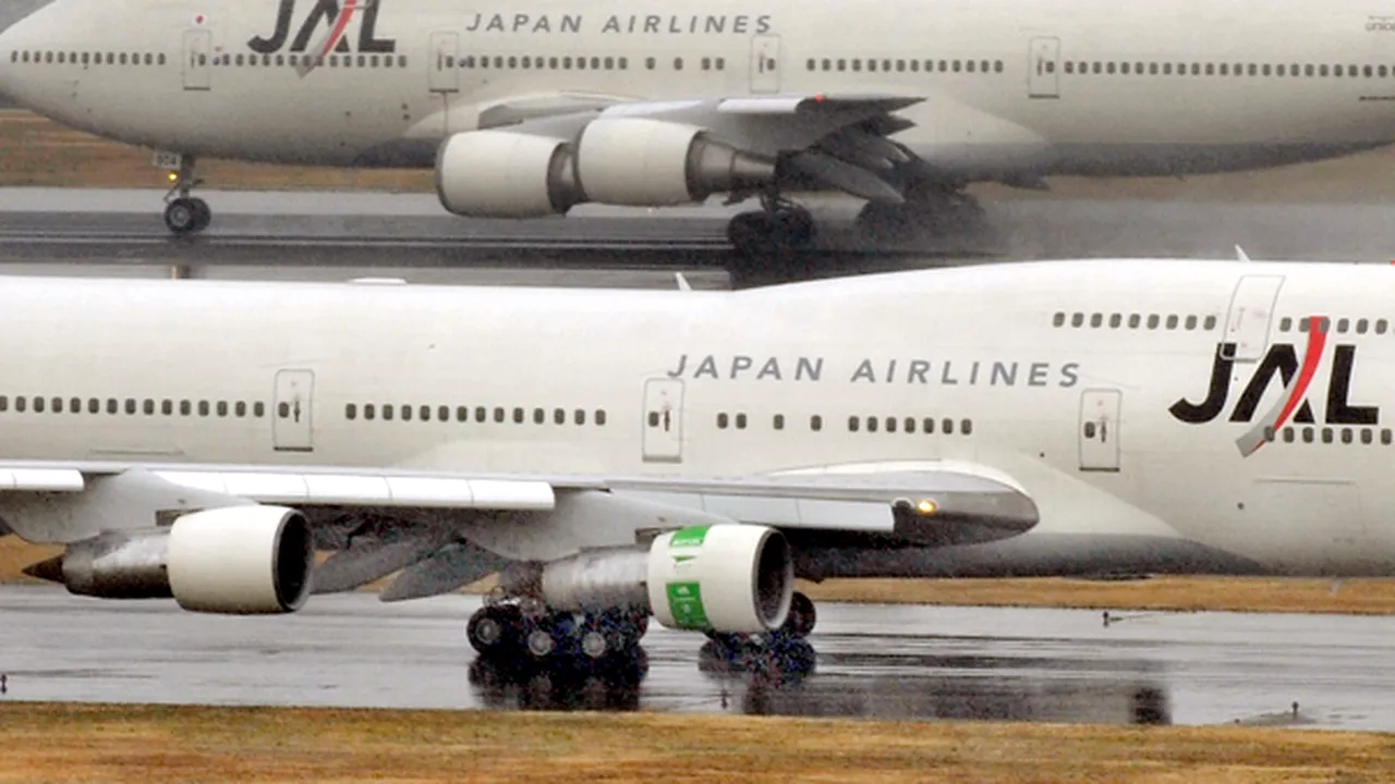 Avion care efectua o cursă internă în Japonia, evacuat după ce unul dintre motoare a luat foc 