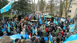 MITING şi petiţie pentru autonomie, la Târgu Mureş: Steag secuiesc imens, fluturat de peste 2.500 de persoane/ Ungaria condamnă decizia României de a interzice un oficial al Consiliului Naţional Secuiesc | GALERIE FOTO, VIDEO