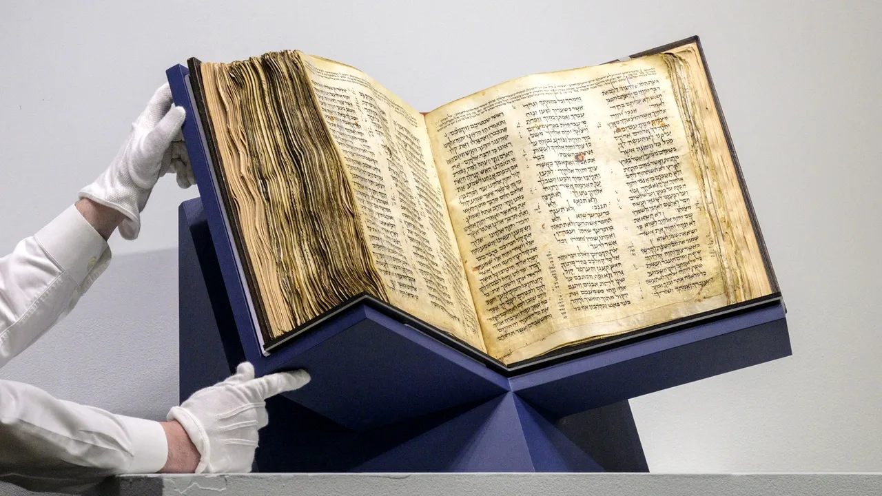 Cea mai veche şi mai completă Biblie ebraică s-a vândut cu 38 de milioane de dolari la o licitaţie