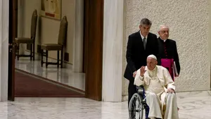 Papa Francisc, pentru prima dată în scaun cu rotile în public