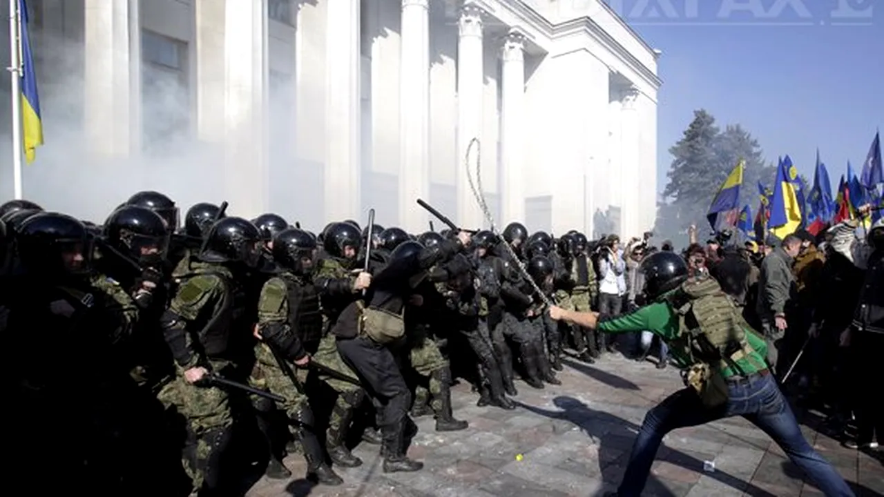 Confruntări între poliţie şi manifestanţi, în faţa Parlamentului ucrainean