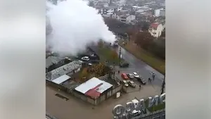 Un microbuz a luat foc pe Şoseaua Berceni din Bucureşti, iar traficul este oprit | VIDEO