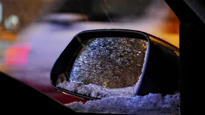 Opt persoane au petrecut noaptea în maşini blocate în zăpadă, în Mehedinţi
