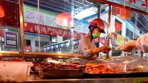 Povestea unei imagini virale. O fetita chineză face lecţii online sub taraba părinţilor ei