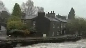 Sute de locuinţe, inundate în Marea Britanie din cauza ploilor torenţiale - VIDEO