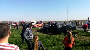 Accident grav la Galaţi: Trei morţi şi şapte răniţi, între care trei copii, în urma impactului dintre două maşini | FOTO