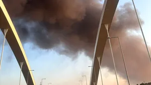 Alertă extremă în Lumina: Incendiu major, degajări mari de fum și gaze. Oamenii sunt avertizați să evite zona