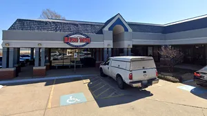 Doi clienţi au fost daţi afară dintr-un restaurant pentru că purtau măşti. „Regula  face parte din codul vestimentar al restaurantului”