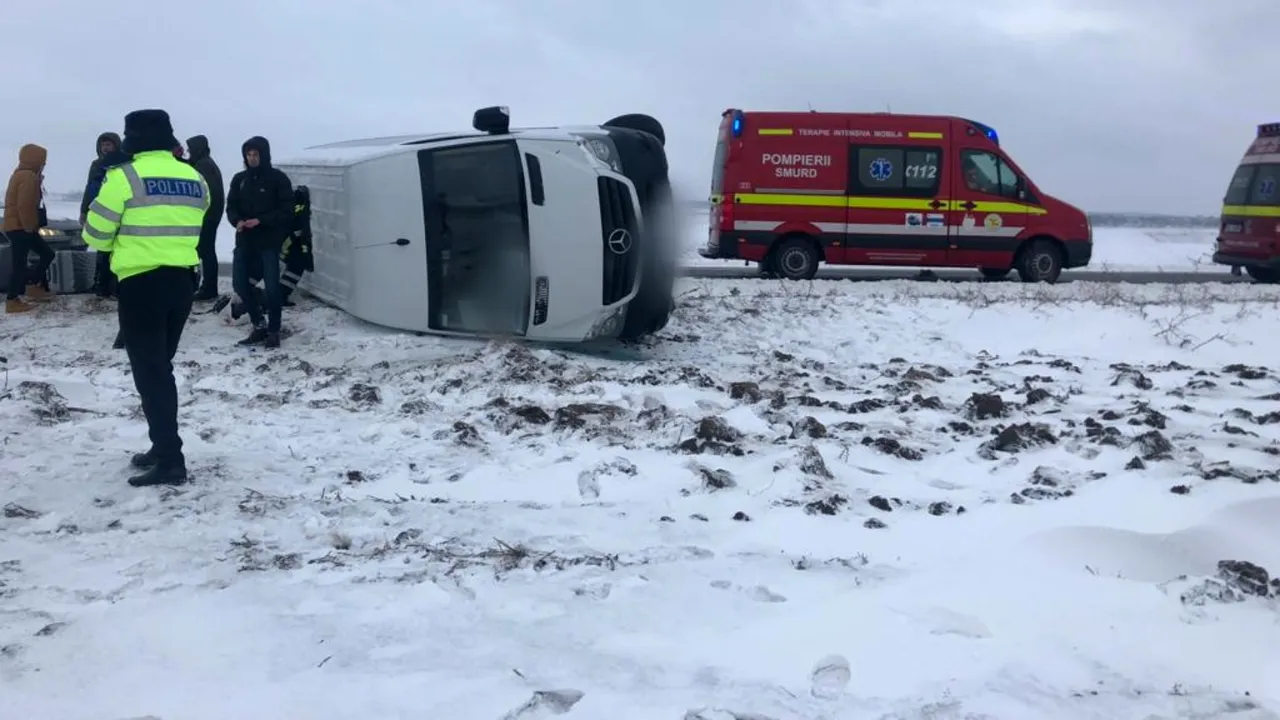 Un microbuz, cu 18 persoane la bord, s-a răsturnat în judeţul Suceava | FOTO