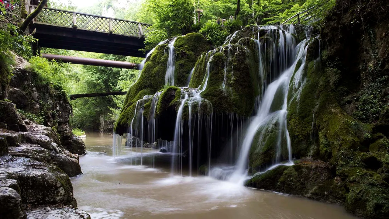 GALERIE FOTO Cea mai frumoasă cascadă din lume poate fi admirată în siguranţă,după amenajări eco-turistice