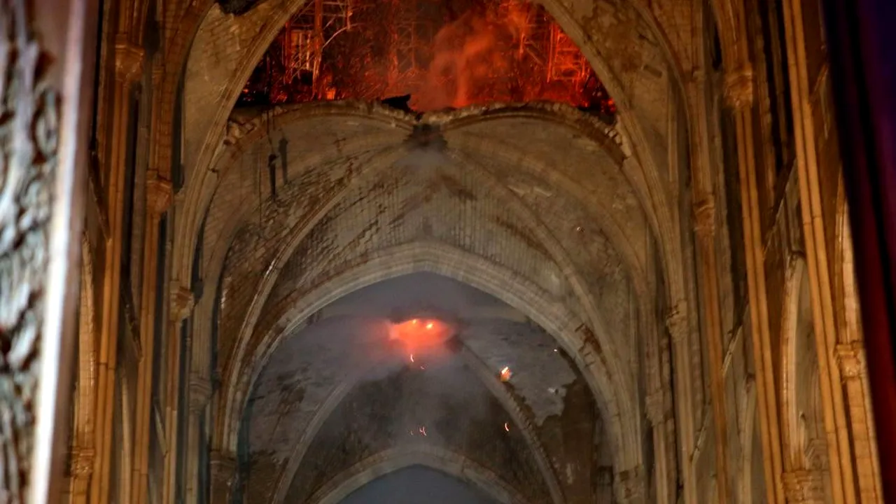 Primele IMAGINI din interiorul Catedralei Notre-Dame după incendiul devastator: Altarul şi crucea, neatinse de flăcări | FOTO