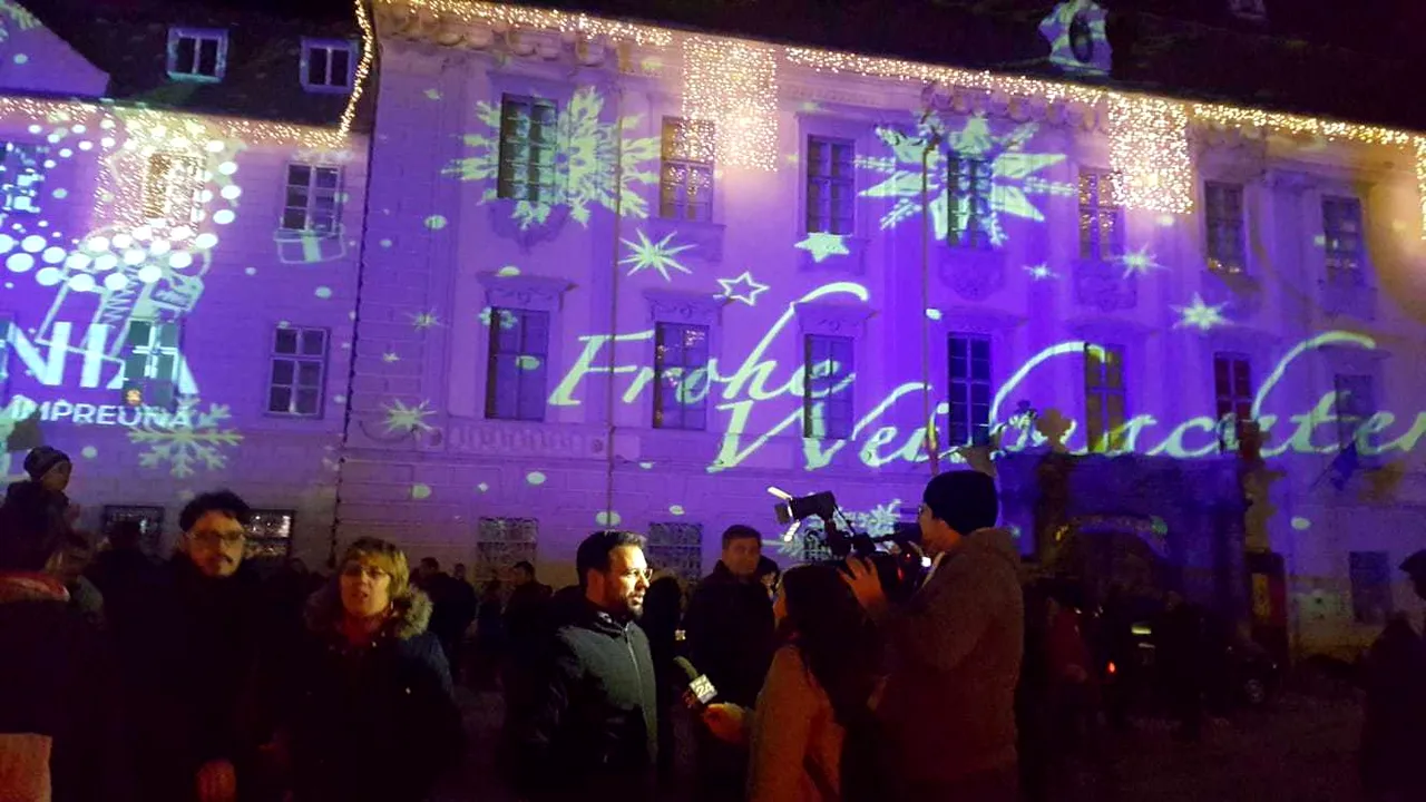 S-a deschis Târgul de Crăciun la Sibiu. Urări de sărbători în majoritatea limbilor lumii, proiectate pe clădiri | GALERIE FOTO, VIDEO