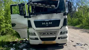 O dronă lansată de ruşi a lovit un tir care circula pe o şosea din Ucraina. Şoferul este grav rănit