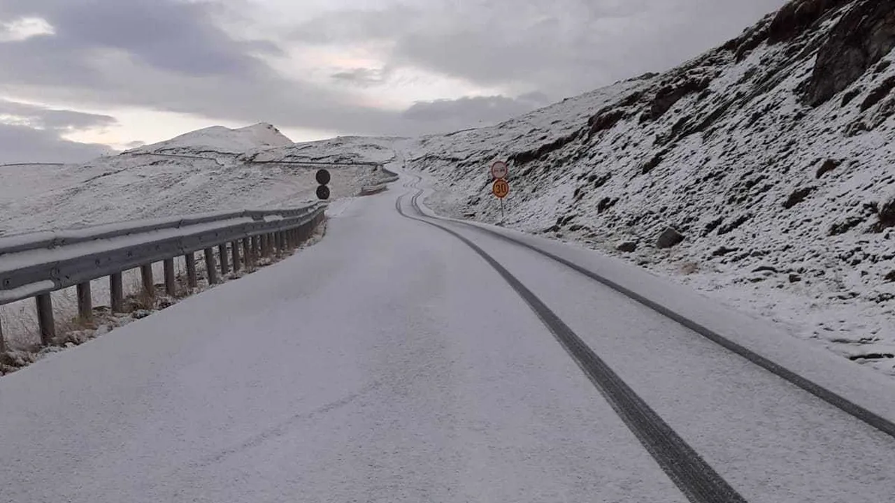 Se circulă în condiţii de iarnă pe Transalpina. Vizibilitate redusă pe mai multe drumuri din ţară
