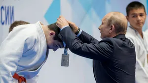 Federaţia Internaţională de Judo l-a suspendat pe Vladimir Putin din funcţia de preşedinte de onoare