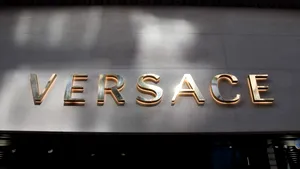 Prada cumpără Versace cu suma de 1,25 miliarde de euro