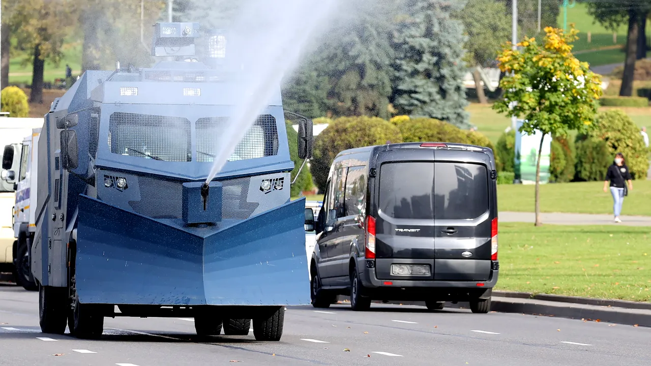 Poliţia a folosit tunuri cu apă montate pe blindate pentru alungarea protestatarilor din Minsk. A fost a 57-a zi consecutivă de proteste în Belarus