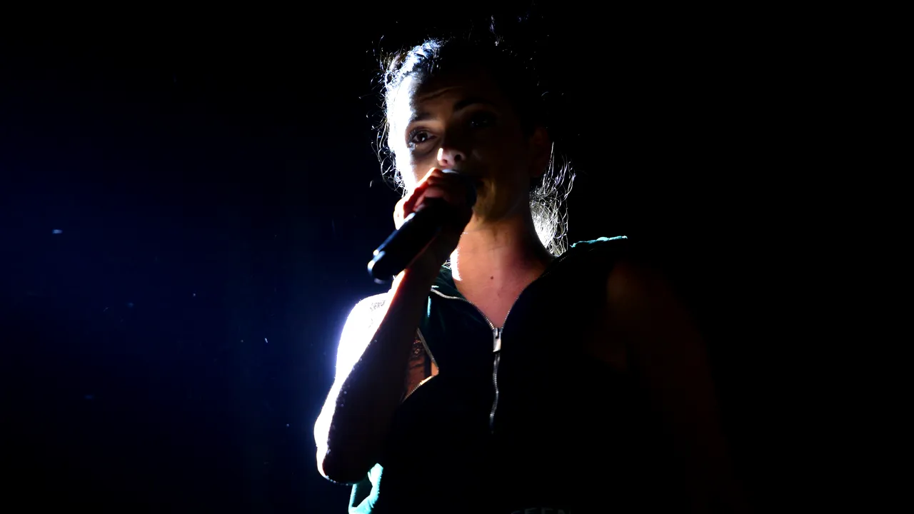 Inna a ajuns la spital după ce scena pe care cânta s-a PRĂBUŞIT, în timpul concertului din Istanbul | VIDEO, FOTO