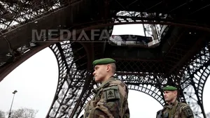 Franţa va mobiliza 10.000 de militari pentru a asigura securitatea 