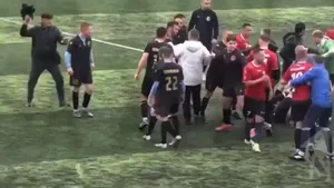 Bătaie generală la un meci de fotbal. În scandal s-a implicat și un bătrân care a lovit un jucător cu umbrela