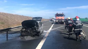 FOTO Incendiu pe Autostrada Soarelui. O maşină a ars integral