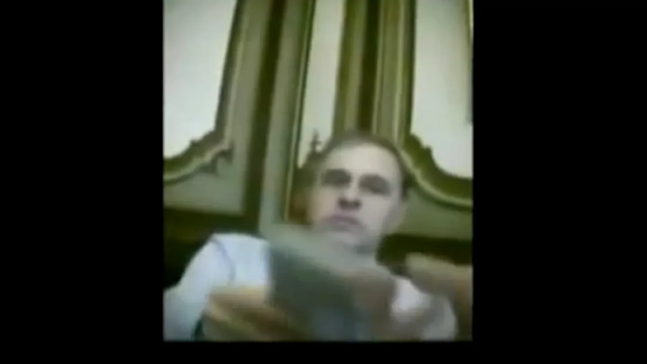 Filmuleţ cu Mircea Geoană primind bani pentru 