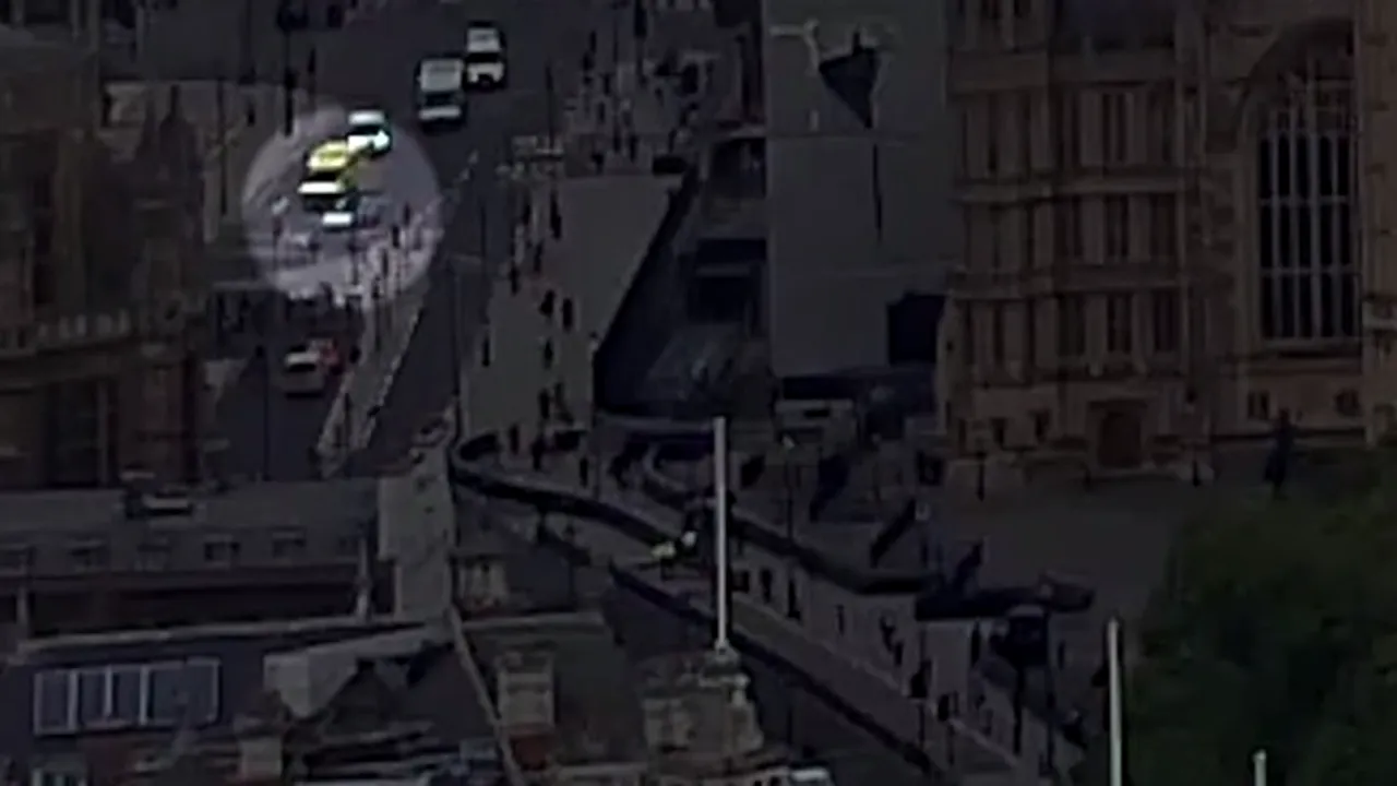 Autorul atacului cu vehicul din Londra este un britanic originar din străinătate/ Momentul dramatic, surprins de o cameră montată pe acoperişul Parlamentului | VIDEO
