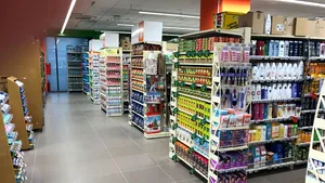 Un client al unui supermarket a murit după ce un container manevrat greşit a căzut peste el