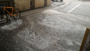 Cluj: Subsoluri inundate în urma unei ploi torenţiale. 50 de apeluri în 30 de minute la ISU - FOTO