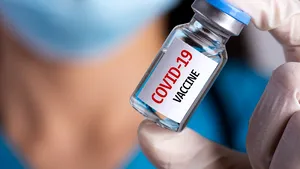 Ser fiziologic în loc de vaccin. Un medic italian este anchetat