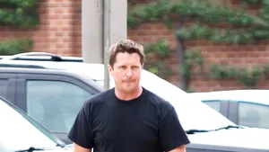 Christian Bale, de nerecunoscut. Maestrul transfomărilor s-a îngrăşat serios pentru rolul din Backseat, unde-l interpretează pe Dick Cheney | FOTO