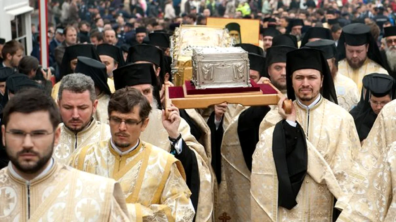 Peste 15.000 de credincioşi s-au închinat la moaştele sfinţilor aduse la Catedrala Patriarhală
