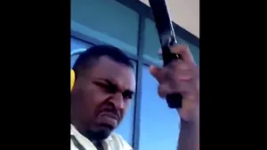 VIDEO Un bărbat a tras la întâmplare cu mai multe arme dintr-un balcon în timp ce asculta Tupac