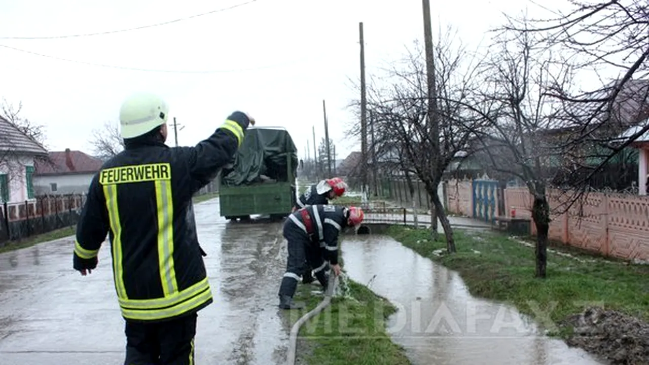 INUNDAŢII ÎN ŢARĂ: Zeci de gospodării, terenuri şi drumuri au fost afectate. MAI: Peste 160 de persoane EVACUATE. Prahova: Barajul din Paltinu, aproape plin