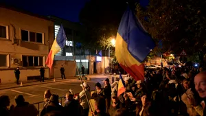 Protest pentru Călin Georgescu la Bruxelles. Banner uriaș cu mesajul „Persecutat politic” în fața Parlamentului European