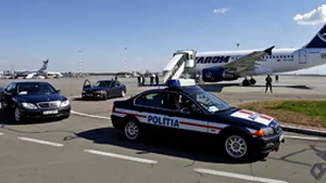 Maşinile oficiale, controlate antitero la aeroport, iar elicoptere militare supraveghează pista