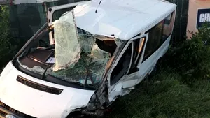 VIDEO. Accident grav produs în Dolj. Un microbuz s-a ciocnit frontal cu o maşină. Numărul victimelor 