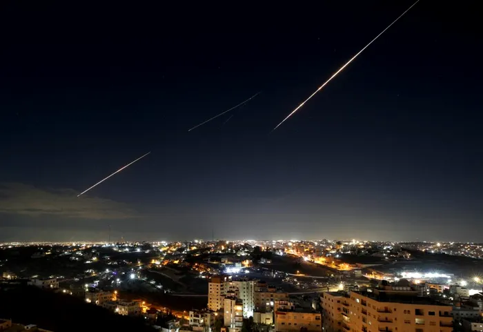 NEWS ALERT Iranul lovește Israelul cu rachete, în prima ripostă directă după armistițiul din aprilie. Axios: Israelul intenționează să riposteze la atac. Trump a fost informat