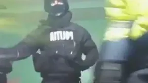 VIDEO Hoţ urmărit internaţional, prins de poliţişti după ce s-a filmat pe Facebook, la o petrecere. „Cum definim ce faci cu mâna ta?”