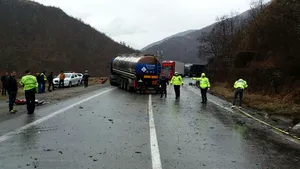 FOTO Trafic BLOCAT pe Valea Oltului după ce o maşină s-a izbit de o autocisternă: O femeie a murit, iar un bărbat a ajuns în stare gravă la spital