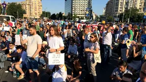 VIDEO | MITINGURI de solidaritate în România. Mii de oameni protestează în marile oraşe, strigând ”Ieşiţi din casă, dacă vă pasă”