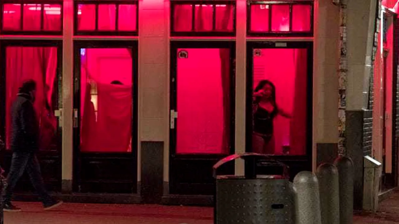 Pandemia a virusat şi industria sexului: milioane de prostituate din toată lumea, printre care foarte multe românce, au rămas fără job

