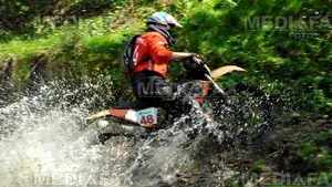 Motoclistul rătăcit în pădure şi deshidratat a fost găsit