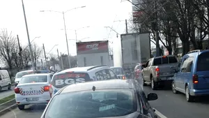 Filtre de poliţie la intrările în Bucureşti. Cozi interminabile de maşini, şoferii sunt verificaţi dacă respectă noile restricţii