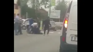 VIDEO | Bătaie cu bâte între două clanuri de romi în plină stradă: Patru persoane au ajuns la spital şi mai multe maşini au fost avariate 